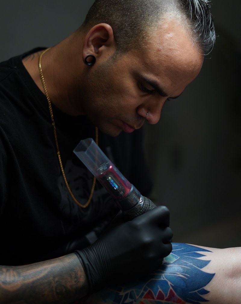 Javi Tora tatuando